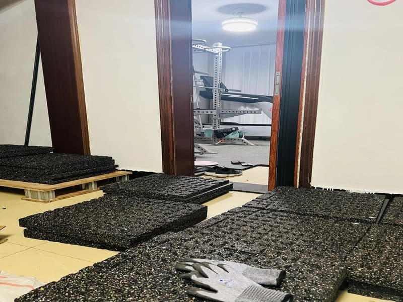 Microscopic view of porous crumb rubber structure